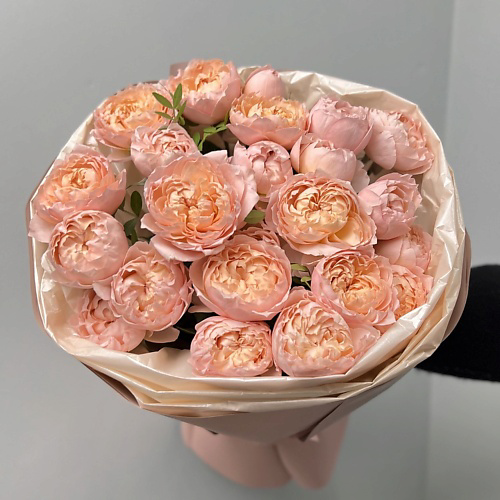 FLORES Персиковые кустовые пионовидные розы Джульетт в упаковке #1