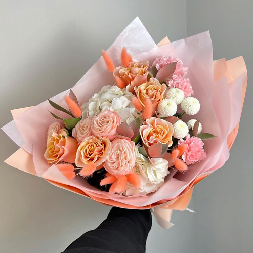 FLORES Персиковые пионовидные розы с диантусами и гортензией #1