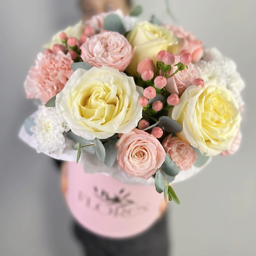 FLORES Сливочные пионовидные розы с диантусами и ягодами в стильной коробочке #1