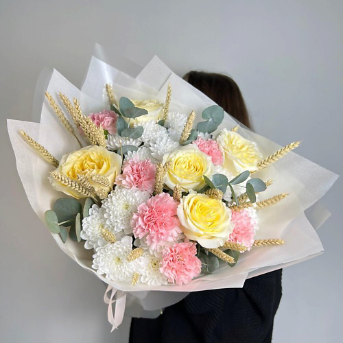 FLORES Сливочные пионовидные розы с розовыми диантусами и хризантемами #1