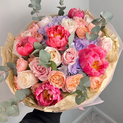 FLORES Яркий букет с лавандовой гортензией, пионами Корал и персиковыми пионовидными розами #1