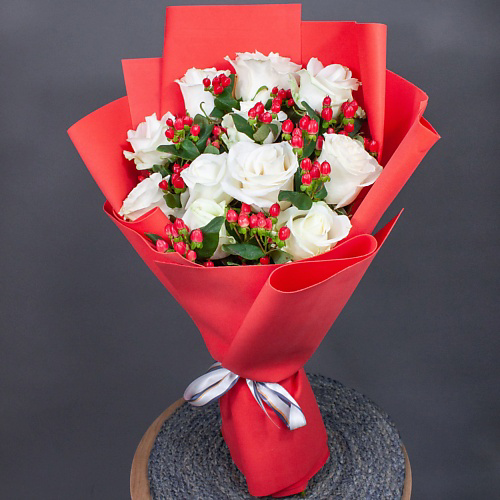 ЛЭТУАЛЬ FLOWERS Букет из белых роз и гиперикума "Ягодный поцелуй" #1