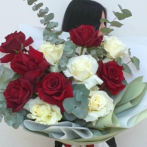 ЛЭТУАЛЬ FLOWERS Букет из больших эквадорских роз 11 шт с эвкалиптом #1