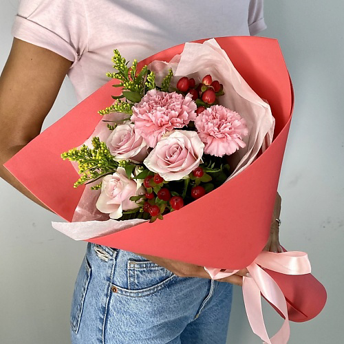 ЛЭТУАЛЬ FLOWERS Букет из гвоздик, роз и гиперикума "Мальвина" #1