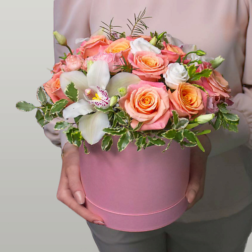 ЛЭТУАЛЬ FLOWERS Букет из роз, орхидей и лизиантуса в коробке «Амальфитанское побережье» #1