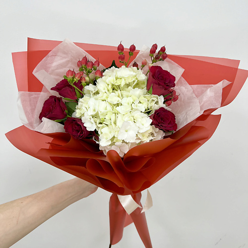ЛЭТУАЛЬ FLOWERS Букет живых цветов из роз, гортензии и гиперикума #1