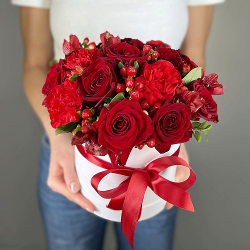 ЛЭТУАЛЬ FLOWERS Композиция из роз, гвоздик и гиперикума в коробке Тайное признание #1