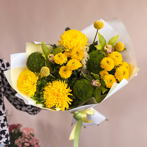 MOJNO FLOWERS Яркий желтый зеленый букет с орхидеями, хризантемами, гвоздиками #1