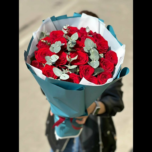 ПЯТЬ ЦВЕТОВ 19 красных роз с эвкалиптом, Эквадор 50 см #1