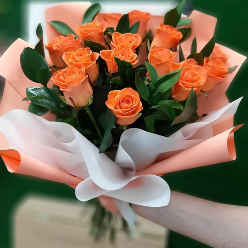 РОЗЫ УРАЛА Букет из 15 коралловых роз с зеленью #1