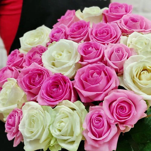STUDIO FLORISTIC Букет из роз «Микс розово-белый» под ленту 60 см #1