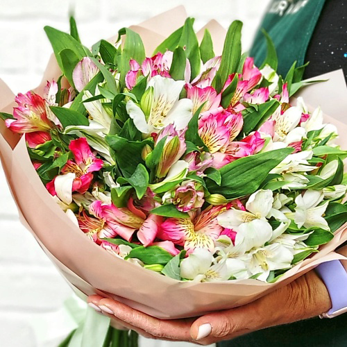 STUDIO FLORISTIC Букет из розовой и белой Альстромерии «Нежный» #1