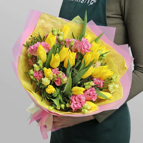 STUDIO FLORISTIC Букет из Тюльпанов и Лизиантуса «Поцелуй солнца» #1