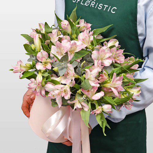 STUDIO FLORISTIC Композиция из Альстромерий в шляпной коробке «Кружево Чувств» #1