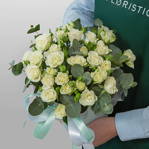 STUDIO FLORISTIC Композиция из кустовых Роз в шляпной коробке «Мягкий свет» #1