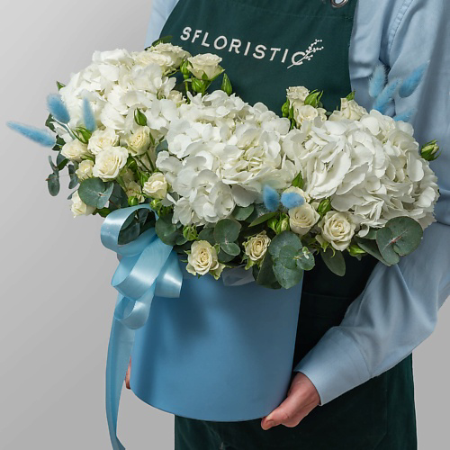 STUDIO FLORISTIC Композиция из кустовых Роз и Гортензий в шляпной коробке «Дыхание прибоя» #1