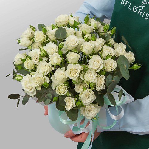 STUDIO FLORISTIC Композиция из кустовых Роз в шляпной коробке «Светлая любовь» #1