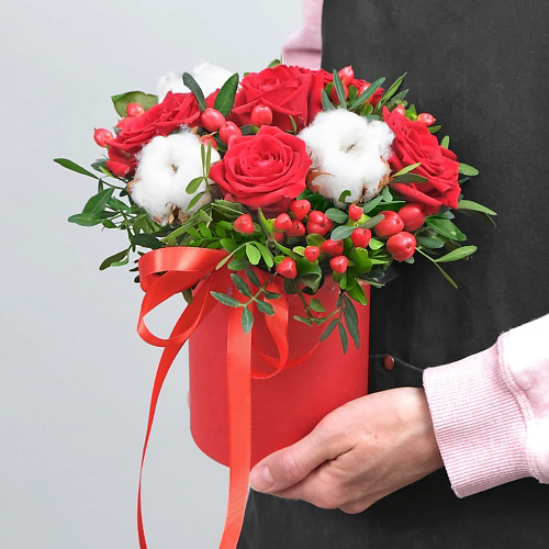 STUDIO FLORISTIC Композиция из Роз и Гиперикума «Тайная страсть» #1