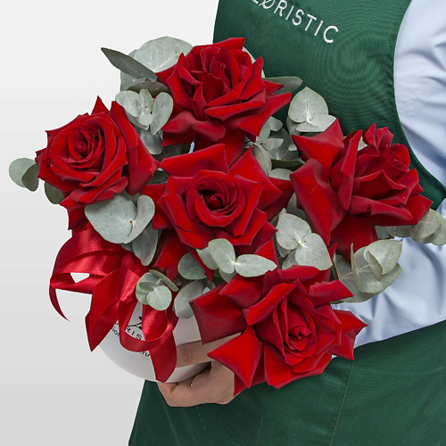 STUDIO FLORISTIC Композиция из Роз Эквадор в шляпной коробке «Алый Вихрь» #1