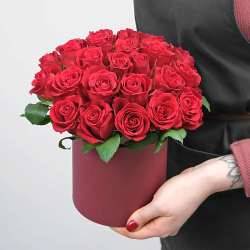STUDIO FLORISTIC Композиция в Шляпной коробке из красных Роз 25 шт «Каролина» #1
