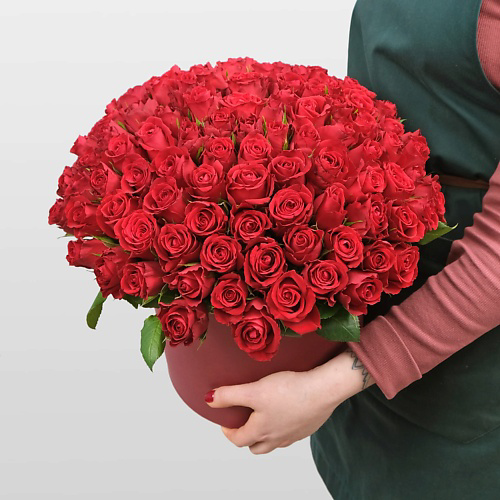STUDIO FLORISTIC Композиция в Шляпной коробке из красных Роз 101 шт «Эмилия» #1