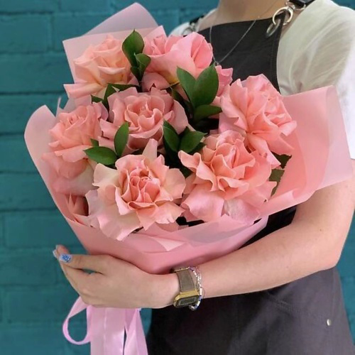ЦВЕТЫ МИШКИ Букет из 7 розовых французских роз и рускуса #1