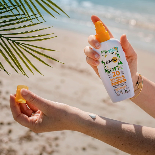 LOVEA Спрей для тела увлажняющий с SPF 20 Moisturizing Spray Medium Protection 150 #1